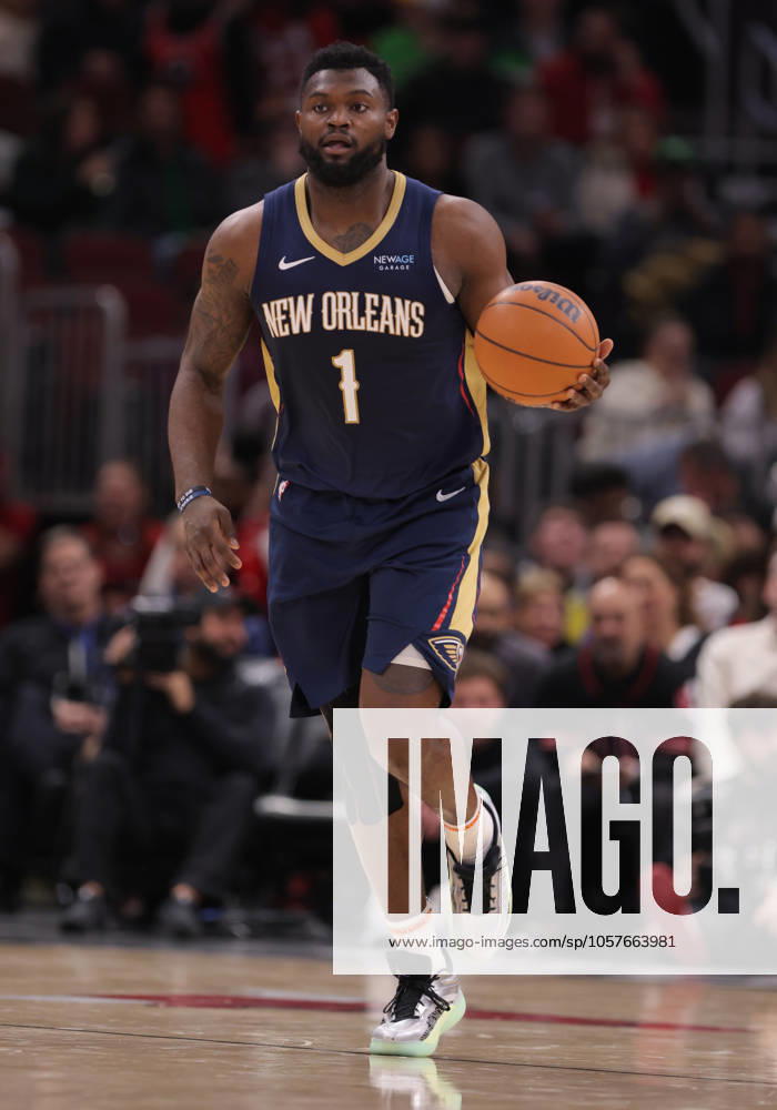 CHICAGO, IL - JANUARY 14: Zion Williamson 1 of the New Orleans Pelicans brings the ball up court during the first half against the Chicago Bulls on January 14, 2025 at the United Center in Chicago, Illinois. (Photo by Melissa Tamez Icon Sportswire) NBA, Basketball Herren, USA JAN 14 Pelicans at Bulls Icon250114074