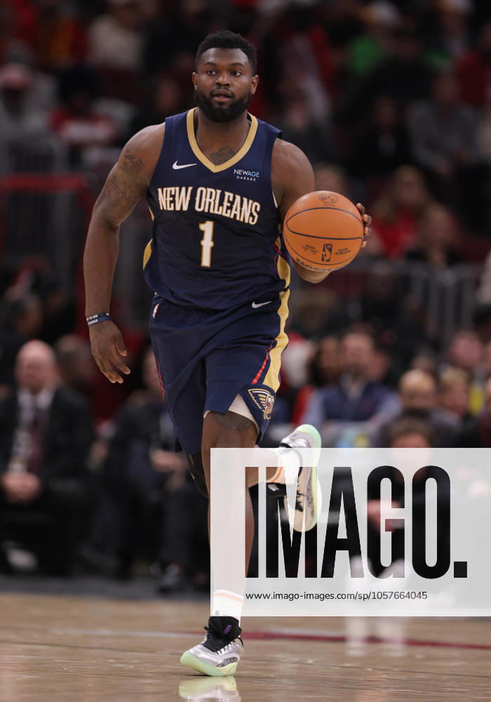 CHICAGO, IL - JANUARY 14: Zion Williamson 1 of the New Orleans Pelicans brings the ball up court during the first half against the Chicago Bulls on January 14, 2025 at the United Center in Chicago, Illinois. (Photo by Melissa Tamez Icon Sportswire) NBA, Basketball Herren, USA JAN 14 Pelicans at Bulls Icon250114076