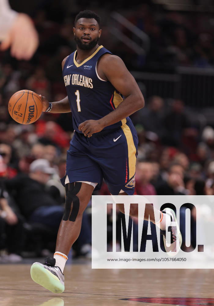 CHICAGO, IL - JANUARY 14: Zion Williamson 1 of the New Orleans Pelicans brings the ball up court during the first half against the Chicago Bulls on January 14, 2025 at the United Center in Chicago, Illinois. (Photo by Melissa Tamez Icon Sportswire) NBA, Basketball Herren, USA JAN 14 Pelicans at Bulls Icon250114077