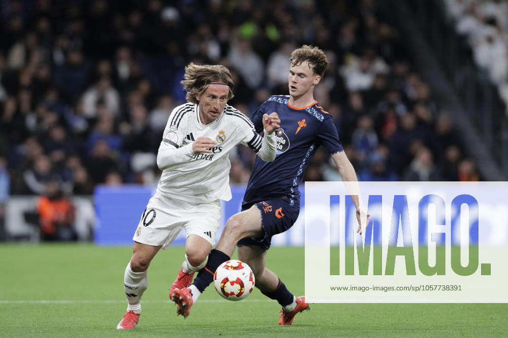 Copa del Rey - Real Madrid vs Celta de Vigo MADRID, SPAIN - January 16: Luka Modric of Real Madrid and Williot Swedberg of Celta de Vigo fight for the ball during the 2024 25 Copa del Rey Round of 16 match between Real Madrid and Celta de Vigo at Santiago Bernabeu Stadium. (Photo by Guillermo Martinez) Madrid Santiago Bernabà u Stadium Spain