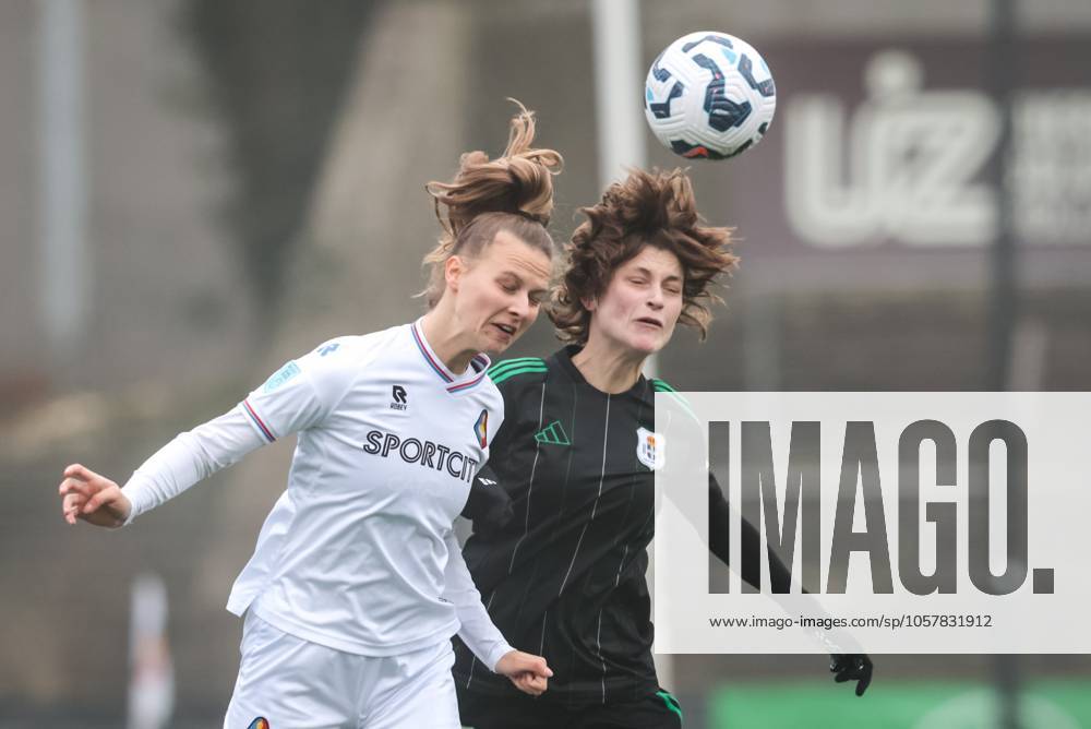 ,711 Sadium, Azerion Eredivisie vrouwen, Telstar - PEC (women) , season 2023 2024, during the match Telstar - PEC (women), Telstar player Lieke Vis, PEC Zwolle goalkeeper Vita van der Linden Telstar - PEC (women) x27437782x