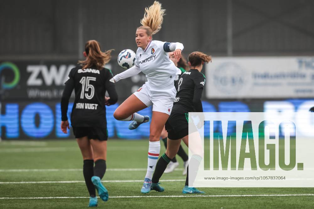 ,711 Sadium, Azerion Eredivisie vrouwen, Telstar - PEC (women) , season 2023 2024, during the match Telstar - PEC (women),Telstar player Jannette van Belen, PEC Zwolle player Maud Rutgers Telstar - PEC (women) x27437802x