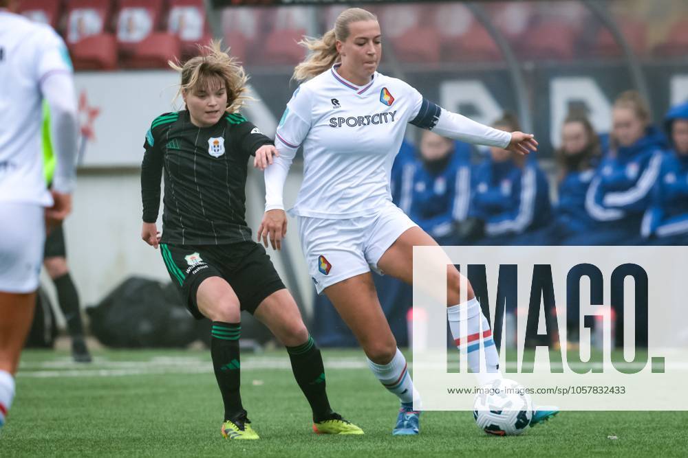 ,711 Sadium, Azerion Eredivisie vrouwen, Telstar - PEC (women) , season 2023 2024, during the match Telstar - PEC (women),PEC Zwolle player Nayomi Buikema, Telstar player Jannette van Belen Telstar - PEC (women) x27438121x