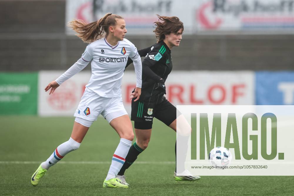 ,711 Sadium, Azerion Eredivisie vrouwen, Telstar - PEC (women) , season 2023 2024, during the match Telstar - PEC (women),Telstar player Lieke Vis, PEC Zwolle goalkeeper Vita van der Linden Telstar - PEC (women) x27438173x