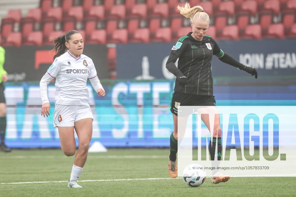 ,711 Sadium, Azerion Eredivisie vrouwen, Telstar - PEC (women) , season 2023 2024, during the match Telstar - PEC (women),Telstar player Nicci Berrevoets, PEC Zwolle player Kely Pruim Telstar - PEC (women) x27438567x