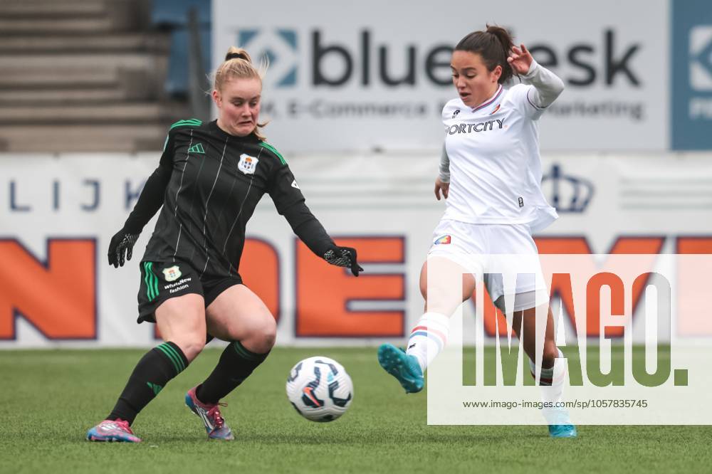 ,711 Sadium, Azerion Eredivisie vrouwen, Telstar - PEC (women) , season 2023 2024, during the match Telstar - PEC (women),PEC Zwolle player Senne van de Velde, Telstar player Samya Hassani Telstar - PEC (women) x27439495x