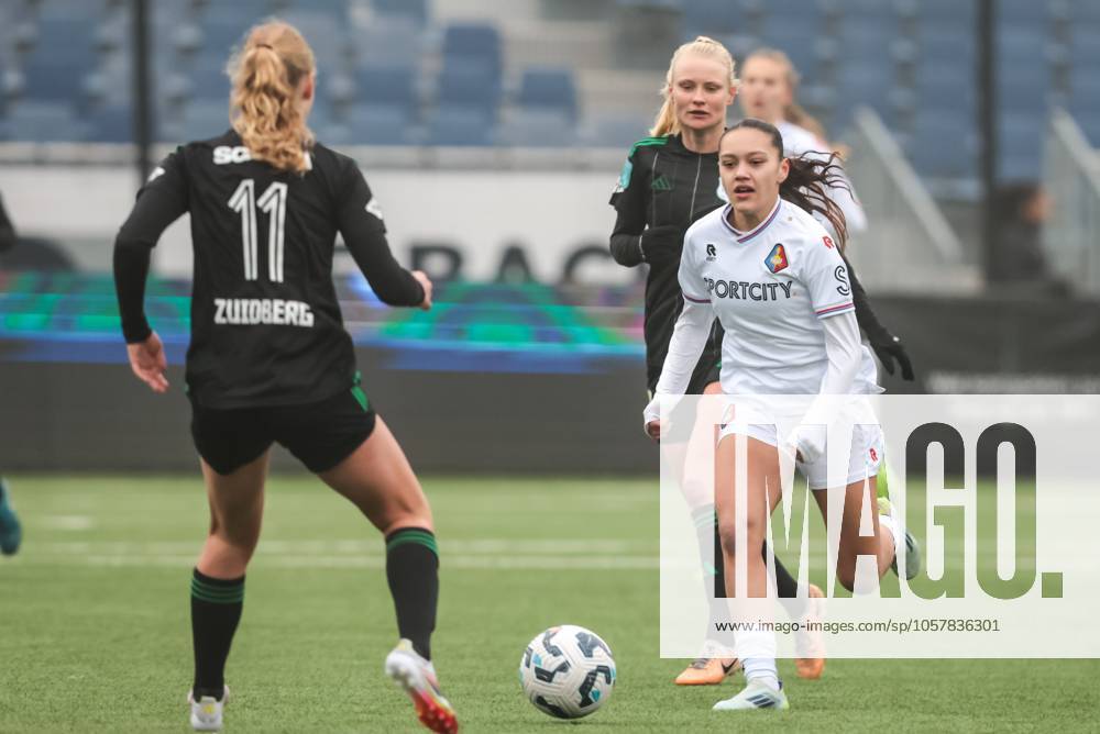 ,711 Sadium, Azerion Eredivisie vrouwen, Telstar - PEC (women) , season 2023 2024, during the match Telstar - PEC (women), PEC Zwolle player Zoe Zuidberg, Telstar player Nicci Berrevoets Telstar - PEC (women) x27439763x