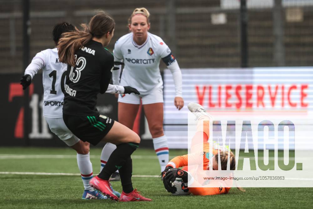 ,711 Sadium, Azerion Eredivisie vrouwen, Telstar - PEC (women) , season 2023 2024, during the match Telstar - PEC (women), Telstar player Chinatsu Kira , PEC Zwolle player Jeva Walk, Telstar goalkeeper Kelly Steen Telstar - PEC (women) x27439930x
