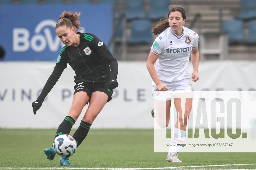 ,711 Sadium, Azerion Eredivisie vrouwen, Telstar - PEC (women) , season 2023 2024, during the match Telstar - PEC (women), PEC Zwolle player Sophie van Vught, Telstar player Joy Vader Telstar - PEC (women) x27440018x
