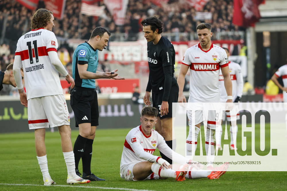 Angelo Stiller (VfB Stuttgart, 06) verletzt am Boden, mitNick Woltemade (VfB Stuttgart, 11), Schiedsrichter Felix Zwayer, Merlin Röhl, Rohl (SC Freiburg, 34) und Ermedin Demirovic (VfB Stuttgart, 09) , Fussball, 1. Bundesliga, 18.Spieltag, 2024 2025, VfB Stuttgart vs. SC Freiburg, 18.01.2025, MHP Arena, Stuttgart, Deutschland DFL REGULATIONS PROHIBIT ANY USE OF PHOTOGRAPHS AS IMAGE SEQUENCES AND OR QUASI-VIDEO. Stuttgart MHP Arena Baden-Württemberg Deutschland