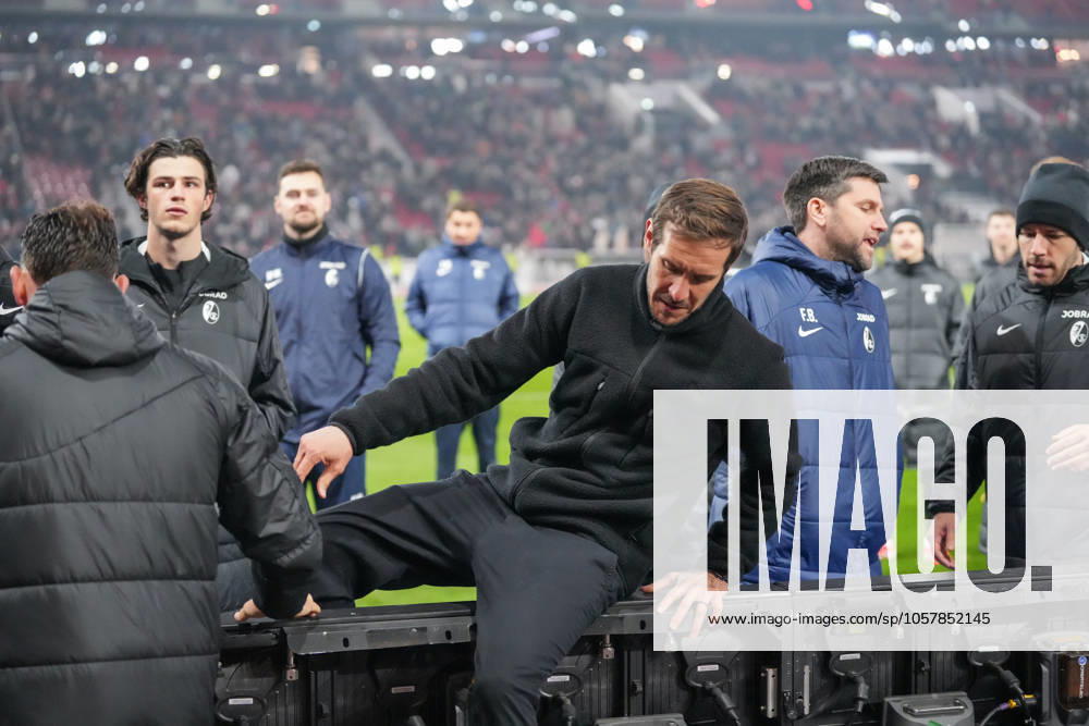 Julian Schuster (SC Freiburg, Trainer) auf dem Weg zum Gästeblock um mit den Fans zu sprechen , Fussball, 1. Bundesliga, 18.Spieltag, 2024 2025, VfB Stuttgart vs. SC Freiburg, 18.01.2025, MHP Arena, Stuttgart, Deutschland DFL REGULATIONS PROHIBIT ANY USE OF PHOTOGRAPHS AS IMAGE SEQUENCES AND OR QUASI-VIDEO. Stuttgart MHP Arena Baden-Württemberg Deutschland