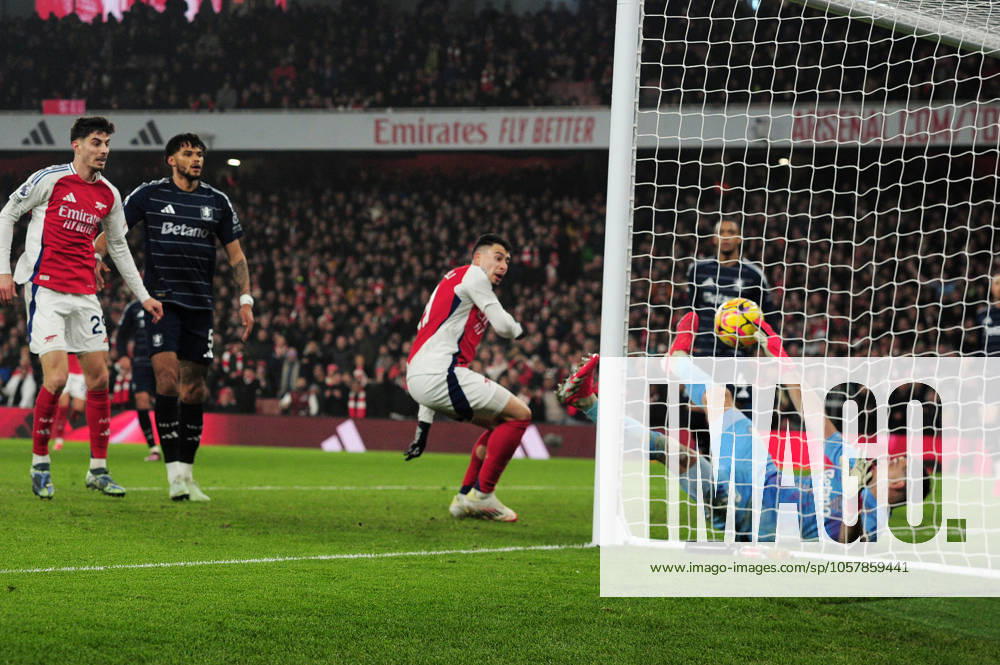 Football - 2024 2025 Premier League - Arsenal vs Aston Villa - Emirates Stadium - Saturday 18th January 2025 Gabriel Martinelli of Arsenal scores his first half goal as Emiliano Martinez tries in vain to stop the ball crossing the line COLORSPORT Andrew Cowie