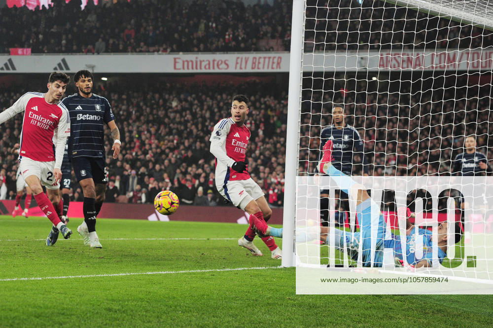 Football - 2024 2025 Premier League - Arsenal vs Aston Villa - Emirates Stadium - Saturday 18th January 2025 Gabriel Martinelli of Arsenal scores his first half goal as Emiliano Martinez tries in vain to stop the ball crossing the line COLORSPORT Andrew Cowie