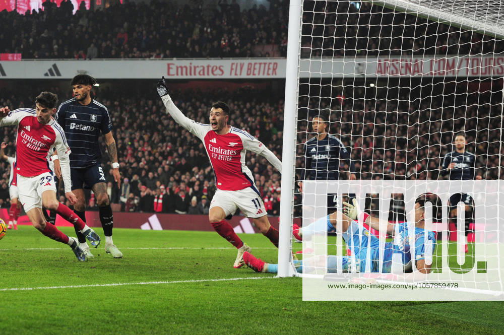 Football - 2024 2025 Premier League - Arsenal vs Aston Villa - Emirates Stadium - Saturday 18th January 2025 Gabriel Martinelli of Arsenal celebrates scoring his first half goal as Emiliano Martinez tries in vain to stop the ball crossing the line COLORSPORT Andrew Cowie