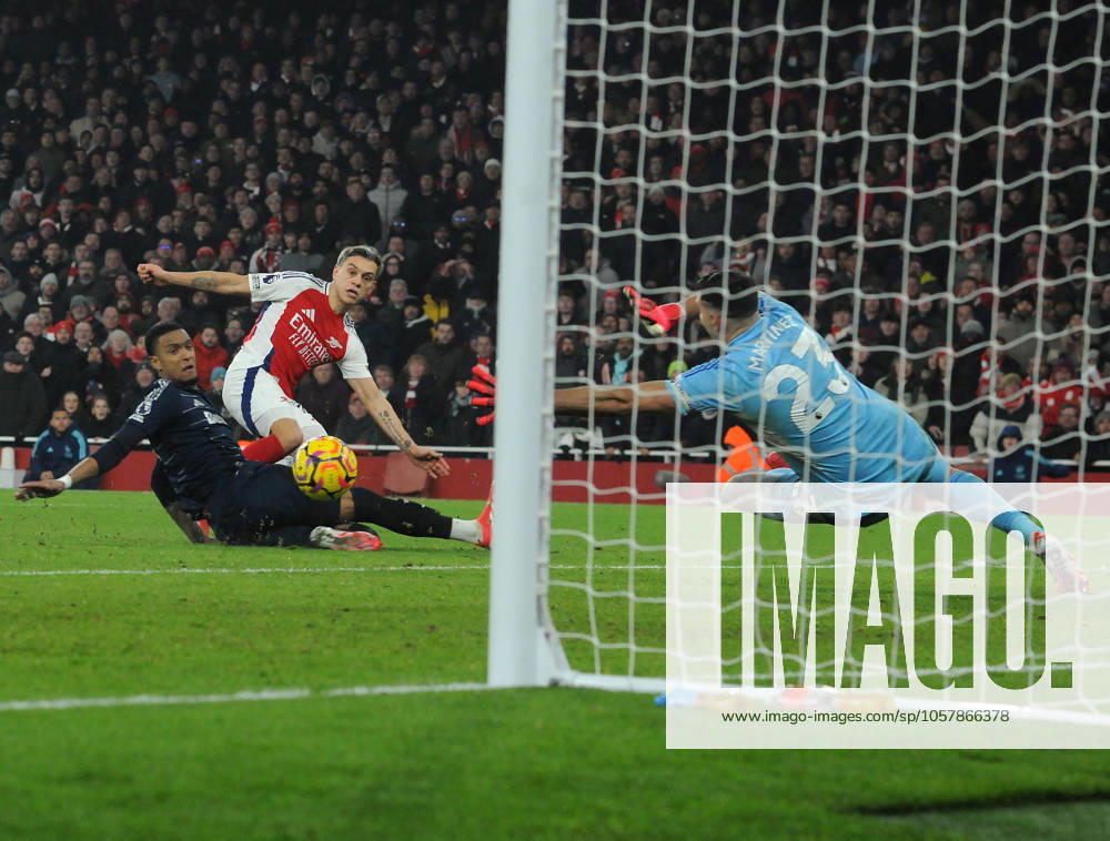 Football - 2024 2025 Premier League - Arsenal vs Aston Villa - Emirates Stadium - Saturday 18th January 2025 Leandro Trossard of Arsenal shoots just wide past goalkeeper, Emiliano Martinez COLORSPORT Andrew Cowie