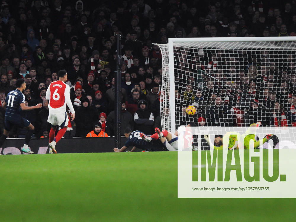Football - 2024 2025 Premier League - Arsenal vs Aston Villa - Emirates Stadium - Saturday 18th January 2025 Youri Tielemans of Aston Villa scores goal no 1 past the diving David Raya of Arsenal COLORSPORT Andrew Cowie
