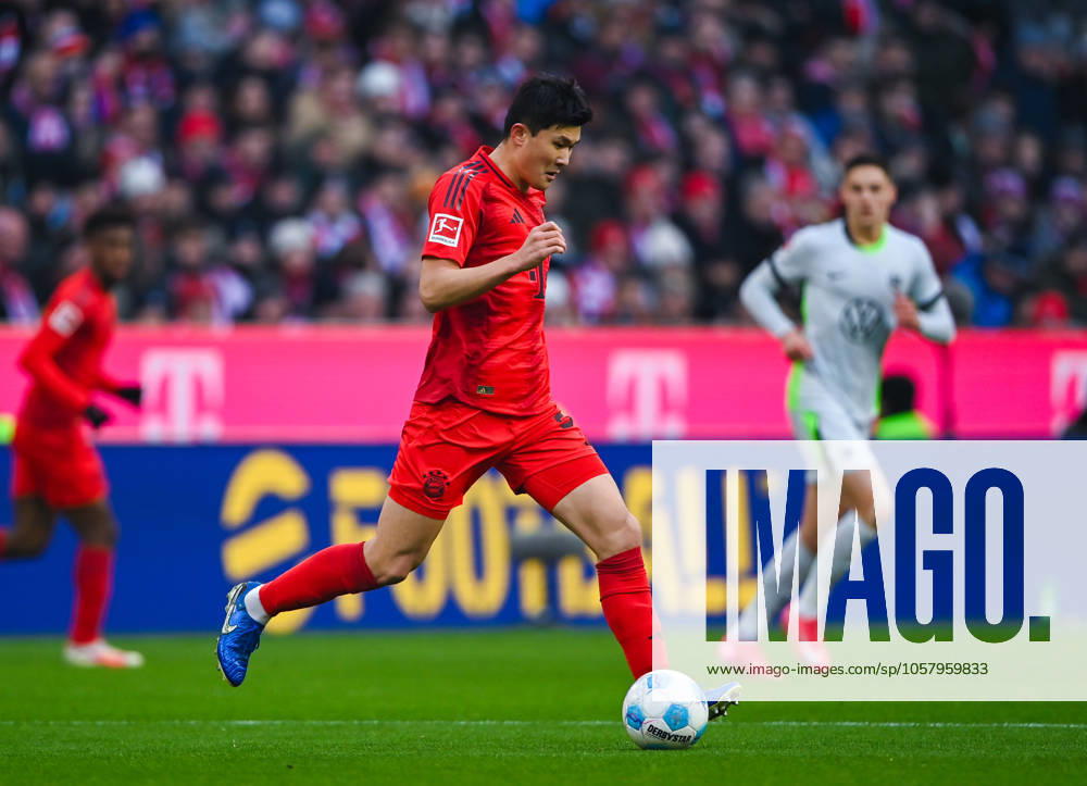 Min-Jae Kim (FC Bayern Muenchen) in Aktion waehrend des Spiels der 1. Bundesliga zwischen FC Bayern München und VfL Wolfsburg, Allianz Arena am 18. January 2025 in München, Deutschland. (Foto von Silas Schueller DeFodi Images) +++ Min-Jae Kim (FC Bayern Muenchen) controls the ball during the Bundesliga match between FC Bayern München and VfL Wolfsburg at Allianz Arena on January 18, 2025 in Munich, Germany. (Photo by Silas Schueller DeFodi Images) DFL regulations prohibit any use of photographs as image sequences and or quasi-video. (Photo by Silas Schueller DeFodi Images) Defodi-738_738_BAYWOL_20250118_415