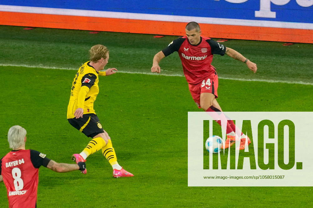 Julian Brandt (Borussia Dortmund) und Granit Xhaka (Bayer 04 Leverkusen) im Zweikampf waehrend des Spiels der 1. Bundesliga zwischen Borussia Dortmund und Bayer 04 Leverkusen, SIGNAL IDUNA PARK am 10. January 2025 in Dortmund, Deutschland. (Foto von Alex Gottschalk DeFodi Images) +++ Julian Brandt (Borussia Dortmund) und Granit Xhaka (Bayer 04 Leverkusen) battle for the ball during the Bundesliga match between Borussia Dortmund and Bayer 04 Leverkusen at Signal Iduna Park on January 10, 2025 in Dortmund, Germany. (Photo by Alex Gottschalk DeFodi Images) DFL regulations prohibit any use of photographs as image sequences and or quasi-video. Defodi-001_ar20250110_1329625