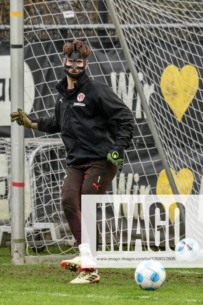 Ben Voll ( Pauli ) am Ball Deutschland , Hamburg , Traininggelände an der Kollaustrasse , Fussball , 1 . Fussball Bundesliga , FC St Pauli
