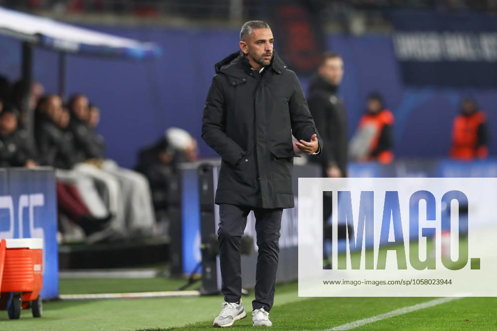 Fussball, UEFA Champions League, RB Leipzig - Sporting Lissabon, v.l. Rui Borges (Lissabon, Trainer) gibt Anweisungen, gestikuliert mit den Armen, gesticulate, gives instructions Leipzig