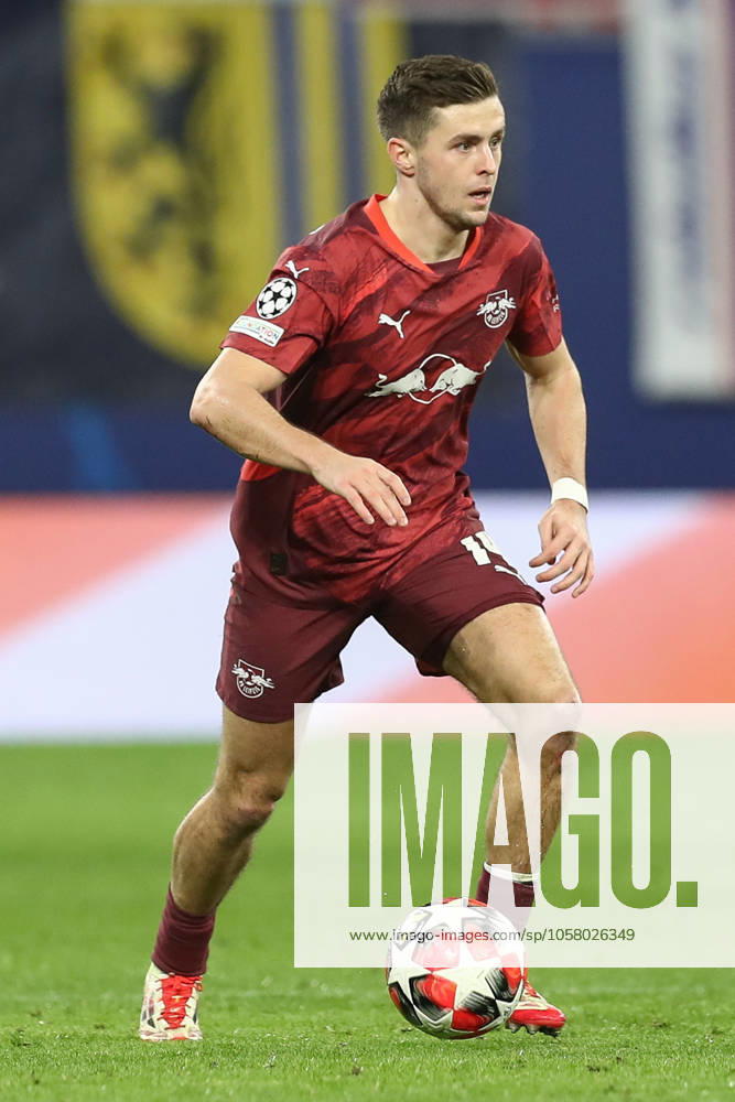 Fussball, UEFA Champions League, RB Leipzig - Sporting Lissabon, v.l. Christoph Baumgartner (Leipzig, 14) am Ball, plays the ball Leipzig