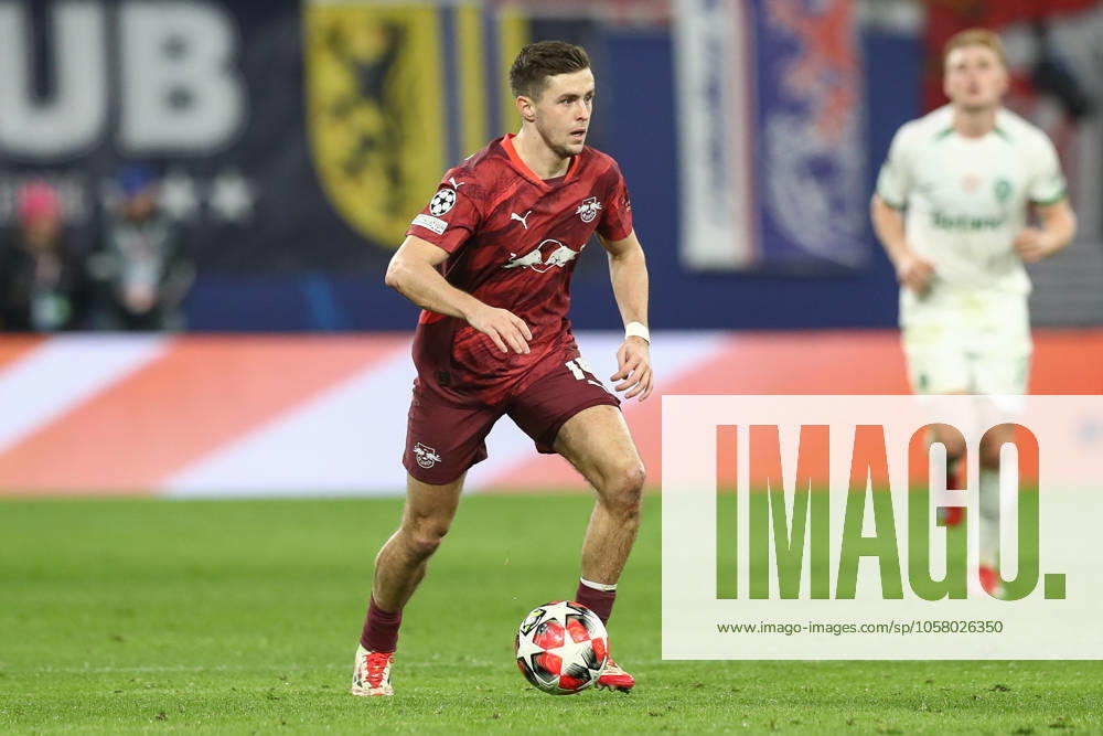 Fussball, UEFA Champions League, RB Leipzig - Sporting Lissabon, v.l. Christoph Baumgartner (Leipzig, 14) am Ball, plays the ball Leipzig