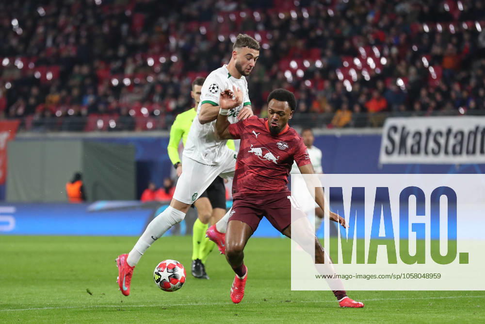 Fussball UEFA Champions League, RB Leipzig - Sporting Lissabon, v.l. Zeno Debast (Lissabon, 6), Lois Openda (Leipzig, 11) Zweikampf, Duell, Kampf, tackle Leipzig