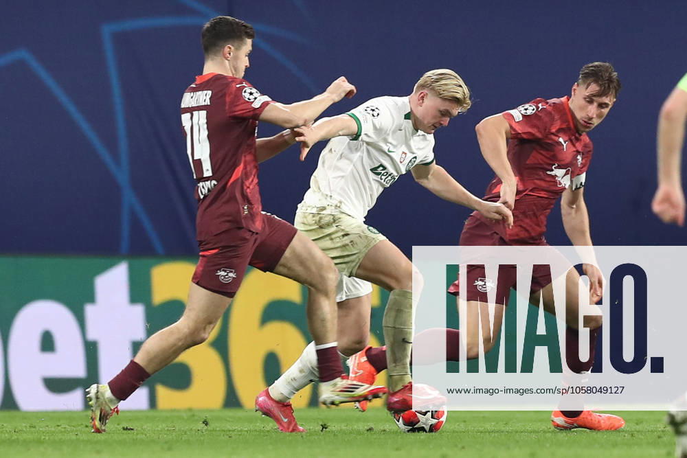 Fussball UEFA Champions League, RB Leipzig - Sporting Lissabon, v.l. Christoph Baumgartner (Leipzig, 14), Conrad Harder (Lissabon, 19), Willi Orban (Leipzig, 4) Zweikampf, Duell, Kampf, tackle Leipzig