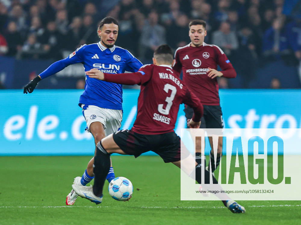 Taylan Bulut (FC Schalke 04, 31) im Zweikampf gegen Danilo Soares (FC Nürnberg Nuernberg, 03), GER, FC Schalke 04 vs. FC Nürnberg Nuernberg, Fussball, 2. Bundesliga, 19. Spieltag, Spielzeit 2024 2025, 25.01.2025, DFL DFB REGULATIONS PROHIBIT ANY USE OF PHOTOGRAPHS AS IMAGE SEQUENCES AND OR QUASI-VIDEO, GER, FC Schalke 04 vs. FC Nürnberg Nuernberg, Fussball, 2. Bundesliga, 19. Spieltag, Spielzeit 2024 2025, 25.01.2025 Gelsenkirchen