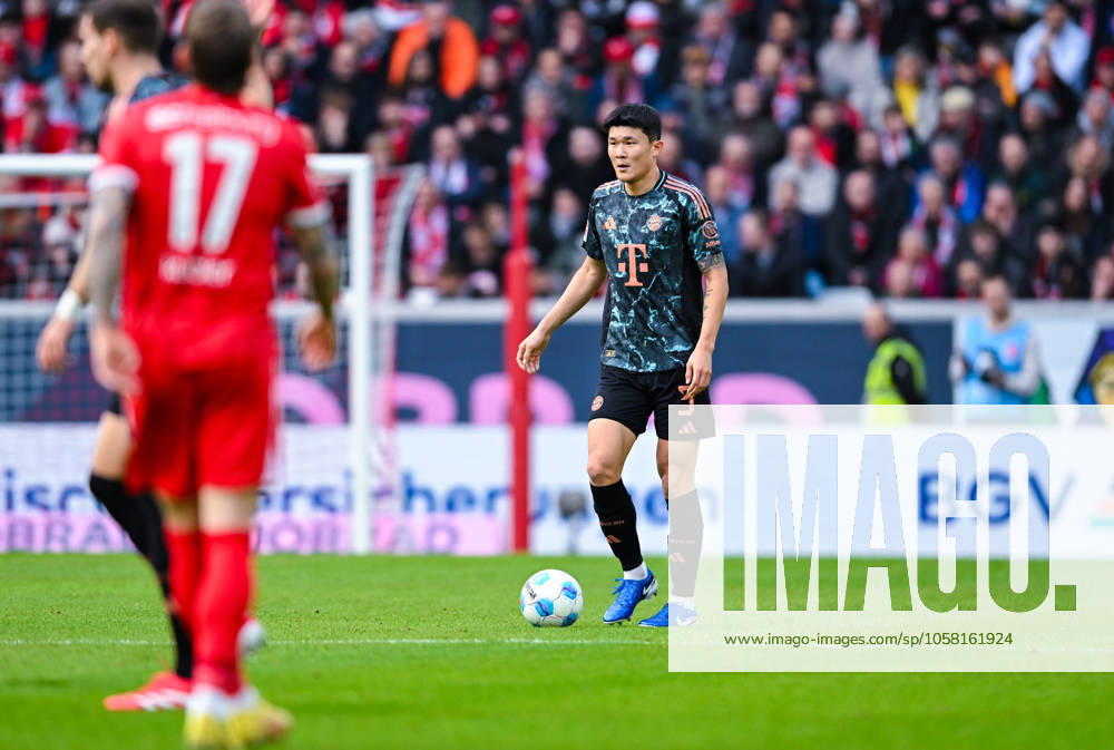 Min-Jae Kim (FC Bayern Muenchen) in Aktion waehrend des Spiels der 1. Bundesliga zwischen SC Freiburg und FC Bayern München, Europa-Park Stadion am 25. January 2025 in Freiburg, Deutschland. (Foto von Silas Schueller DeFodi Images) +++ Min-Jae Kim (FC Bayern Muenchen) controls the ball during the Bundesliga match between SC Freiburg and FC Bayern München at Europa-Park Stadium on January 25, 2025 in Freiburg, Germany. (Photo by Silas Schueller DeFodi Images) DFL regulations prohibit any use of photographs as image sequences and or quasi-video. (Photo by Silas Schueller DeFodi Images) Defodi-738_738_SCFBAY_20250125_331