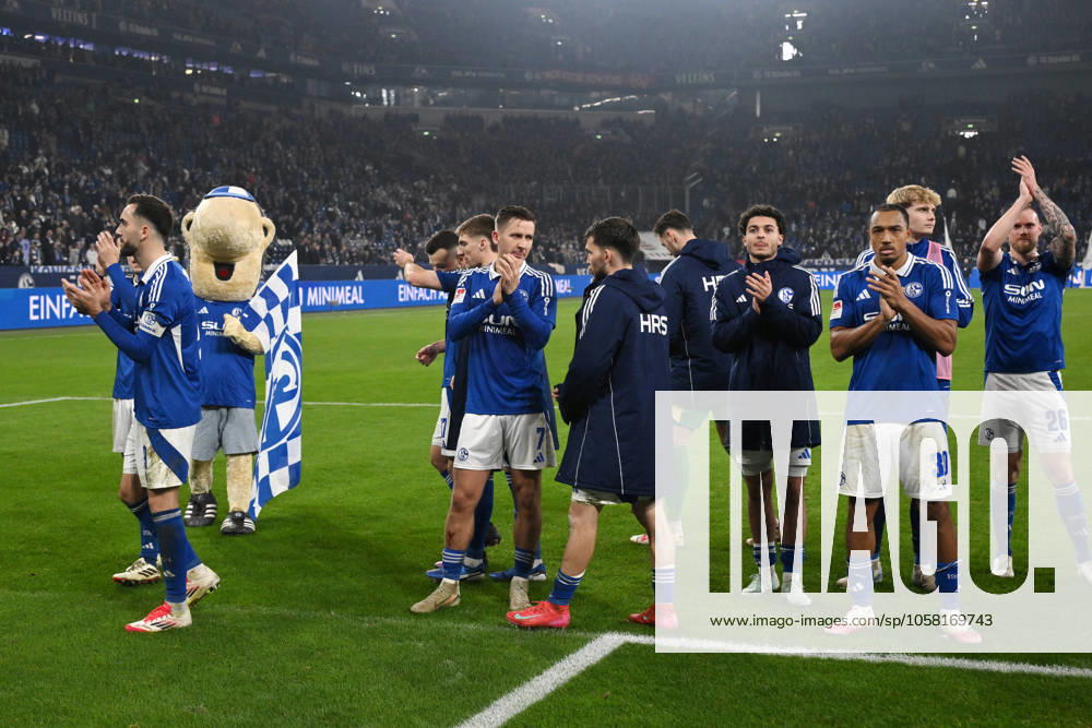 Schalkes Spieler feiern den Sieg 25.01.2025, Fussball 2. Bundesliga, 19. Spieltag, Saison 2024 2025 FC Schalke 04 - 1. FC Nürnberg 3:1 Gelsenkirchen Veltins Arena Nordrhein Westfalen Deutschland