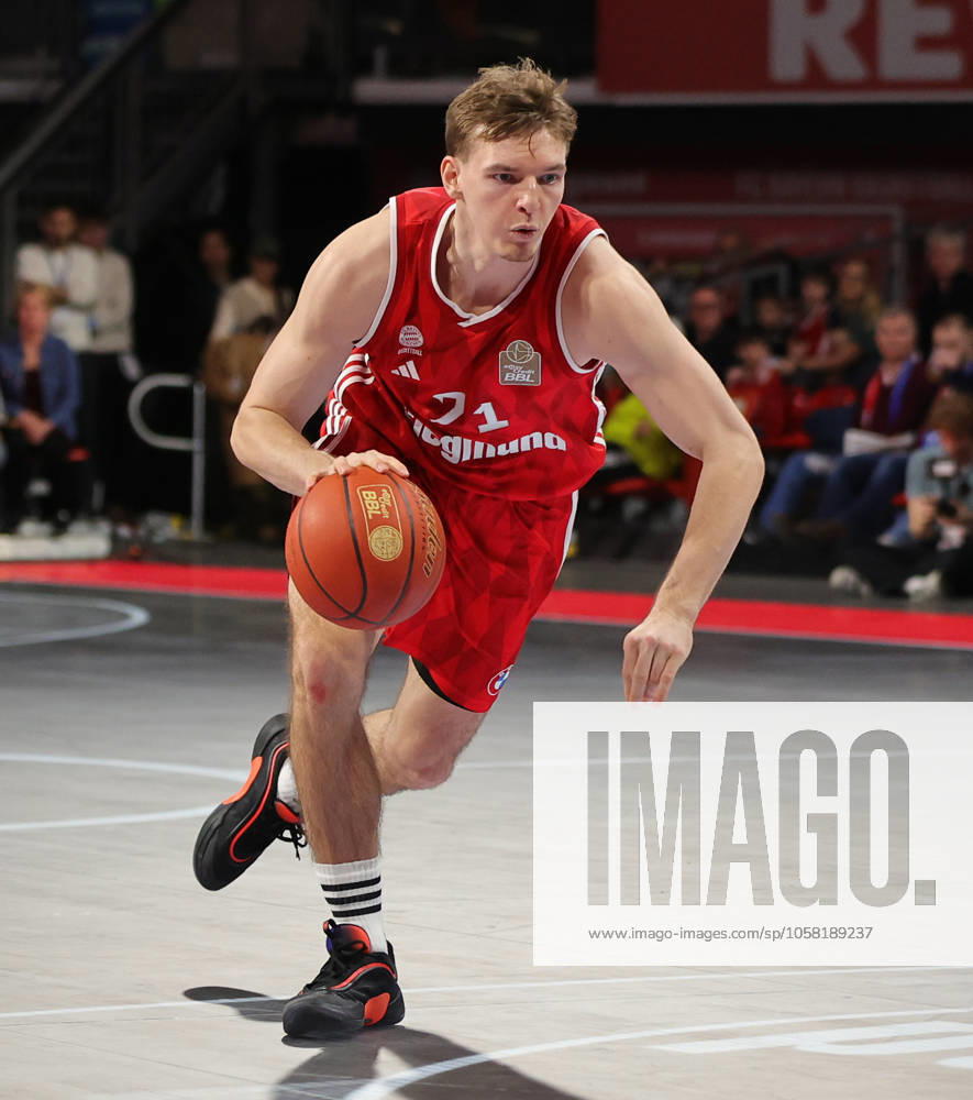 Justus Hollatz (FC Bayern Basketball, 21) mit einer Einzelaktion. GER, FC Bayern Basketball vs. Baskets Bamberg, Basketball, 1.Bundesliga, Saison 2024 2025, 26.01.2025, GER, FC Bayern Basketball vs. Baskets Bamberg, Basketball, 1.Bundesliga, Saison 2024 2025, 26.01.2025, Muenchen