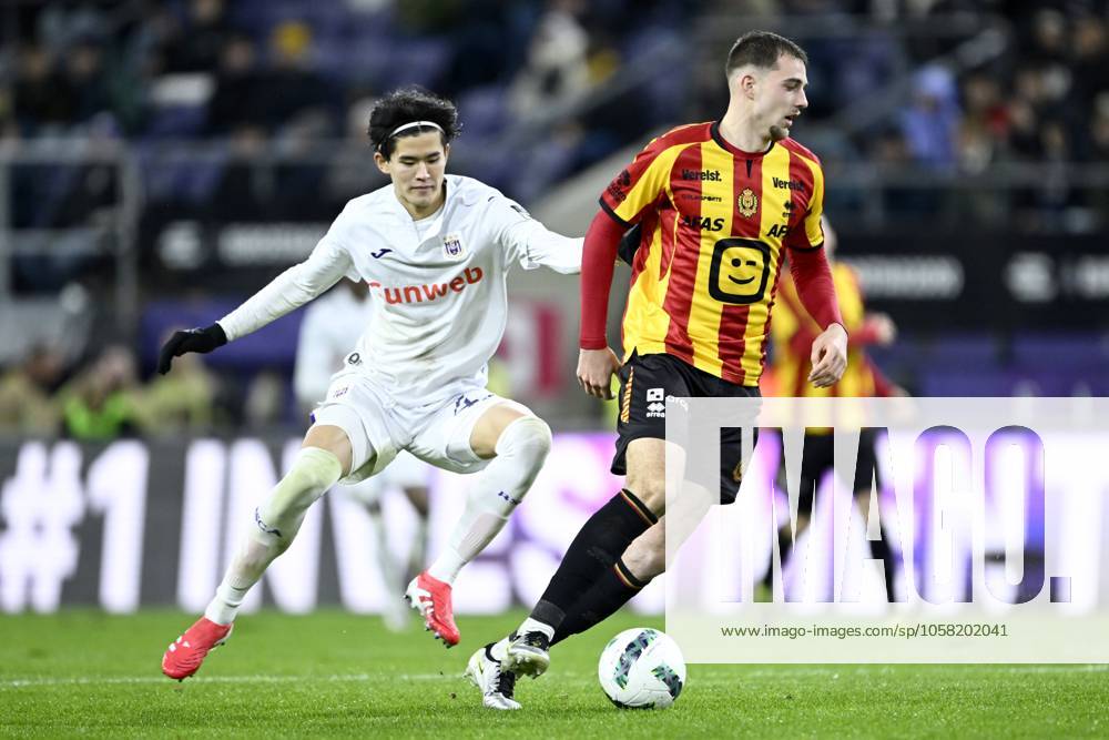 RSC Anderlecht v KV Mechelen - Jupiler Pro League ANDERLECHT, BELGIUM - JANUARY 26 : Raemaekers Toon defender of KV Mechelen is challenged by Goto Keisuke forward of RSC Anderlecht during the Jupiler Pro League match between RSC Anderlecht and KV Mechelen on January 26, 2025 in Anderlecht, Belgium, 26 01 2025 Anderlecht Belgium
