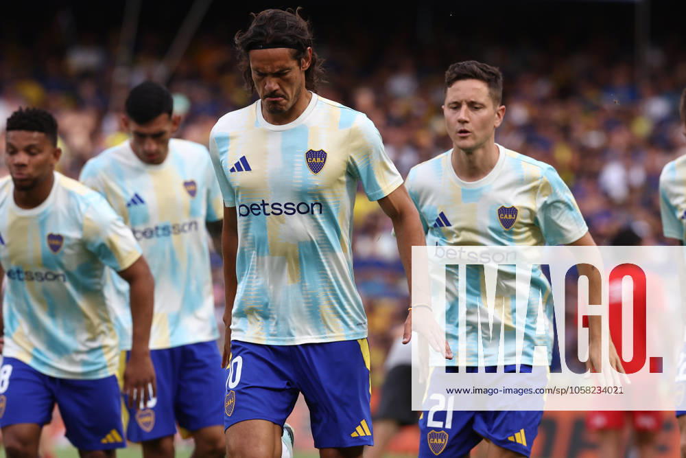 Boca Juniors Uruguayan forward Edinson Cavani (C) and Spaniard midfielder Ander Herrera (R) warm up before the 2025 Apertura Tournament of the Argentine Professional Football League match against Argentinos Juniors, at La Bombonera stadium in Buenos Aires, on January 26, 2025. BUENOS AIRES ARGENTINA