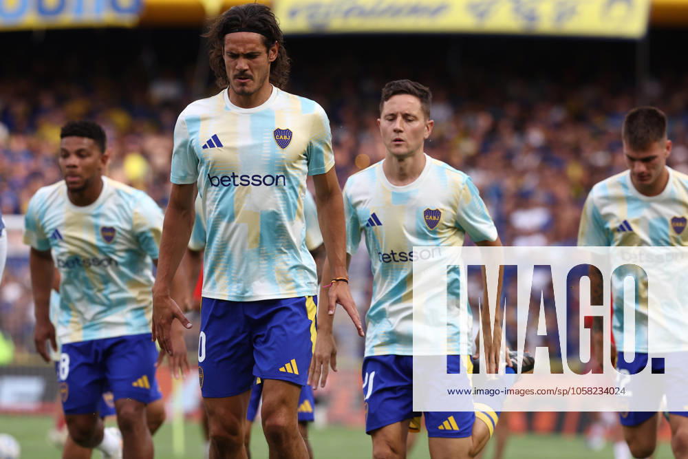 Boca Juniors Uruguayan forward Edinson Cavani (2nd-L) and Spaniard midfielder Ander Herrera (C) warm up before the 2025 Apertura Tournament of the Argentine Professional Football League match against Argentinos Juniors, at La Bombonera stadium in Buenos Aires, on January 26, 2025. BUENOS AIRES ARGENTINA