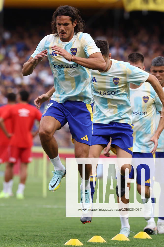 Boca Juniors Uruguayan forward Edinson Cavani (L) and Spaniard midfielder Ander Herrera warm up before the 2025 Apertura Tournament of the Argentine Professional Football League match against Argentinos Juniors, at La Bombonera stadium in Buenos Aires, on January 26, 2025. BUENOS AIRES ARGENTINA