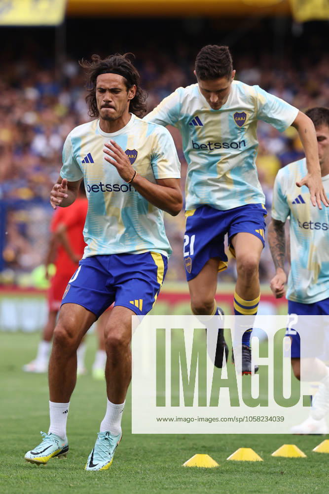 Boca Juniors Uruguayan forward Edinson Cavani (L) and Spaniard midfielder Ander Herrera warm up before the 2025 Apertura Tournament of the Argentine Professional Football League match against Argentinos Juniors, at La Bombonera stadium in Buenos Aires, on January 26, 2025. BUENOS AIRES ARGENTINA