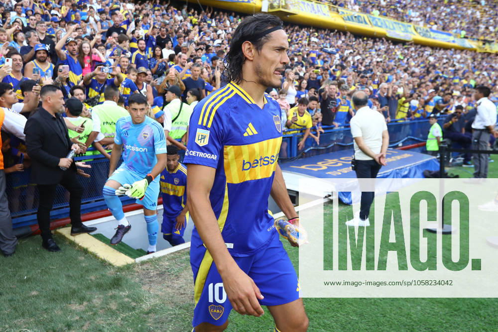 Boca Juniors Uruguayan forward Edinson Cavani enters the field before the 2025 Apertura Tournament of the Argentine Professional Football League match against Argentinos Juniors, at La Bombonera stadium in Buenos Aires, on January 26, 2025. BUENOS AIRES ARGENTINA