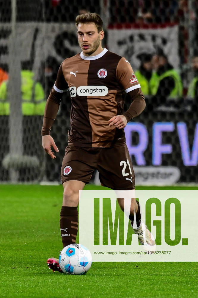 Lars Ritzka ( Pauli ) am Ball Deutschland , Hamburg , Millerntorstadion , Fussball , 1 . Bundesliga , FC St Pauli - 1 FC Union Berlin