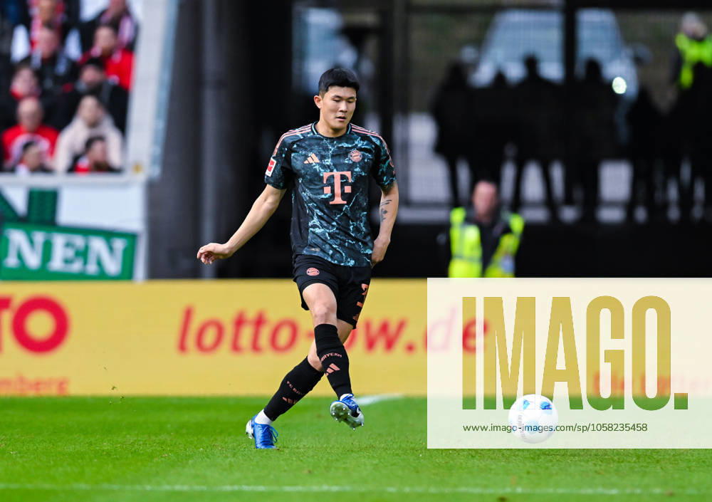 Min-Jae Kim (FC Bayern Muenchen) in Aktion waehrend des Spiels der 1. Bundesliga zwischen SC Freiburg und FC Bayern München, Europa-Park Stadion am 25. January 2025 in Freiburg, Deutschland. (Foto von Silas Schueller DeFodi Images) +++ Min-Jae Kim (FC Bayern Muenchen) controls the ball during the Bundesliga match between SC Freiburg and FC Bayern München at Europa-Park Stadium on January 25, 2025 in Freiburg, Germany. (Photo by Silas Schueller DeFodi Images) DFL regulations prohibit any use of photographs as image sequences and or quasi-video. (Photo by Silas Schueller DeFodi Images) Defodi-738_738_SCFBAY_20250125_326