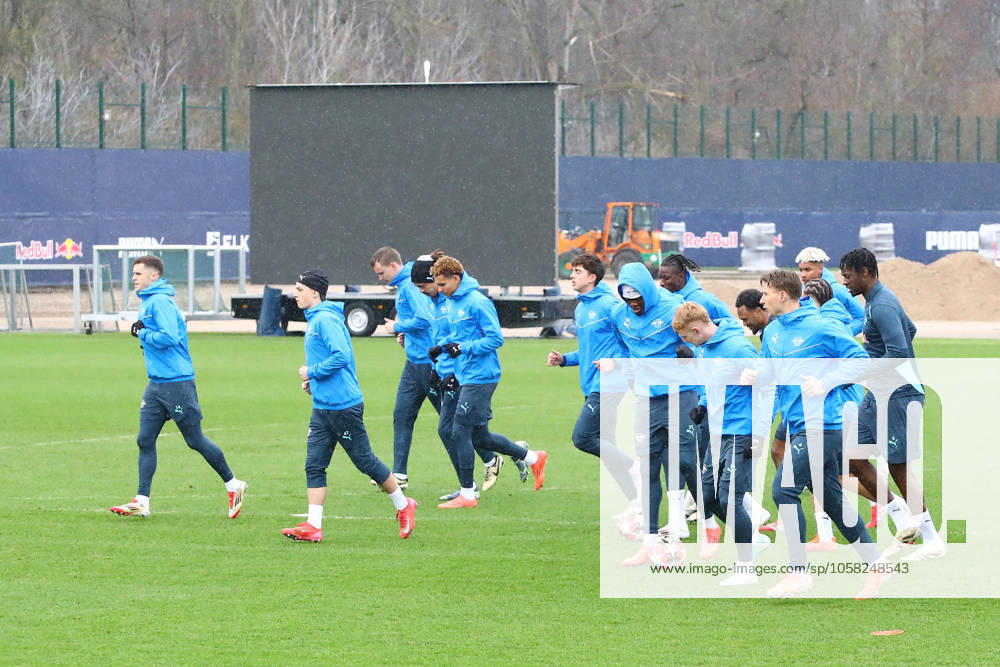 RB Leipzig - Training Champions League Leipzig, 28.01.2025, RBL Trainingszentrum, UEFA Champions League, RB LEIPZIG Abschlusstraining vorm morgigen Spiel bei Sturm Graz , Im Bild: Spieler von RB Leipzig laufen sich warm , Nur zur redaktionellen Nutzung. Editorial use only. ,