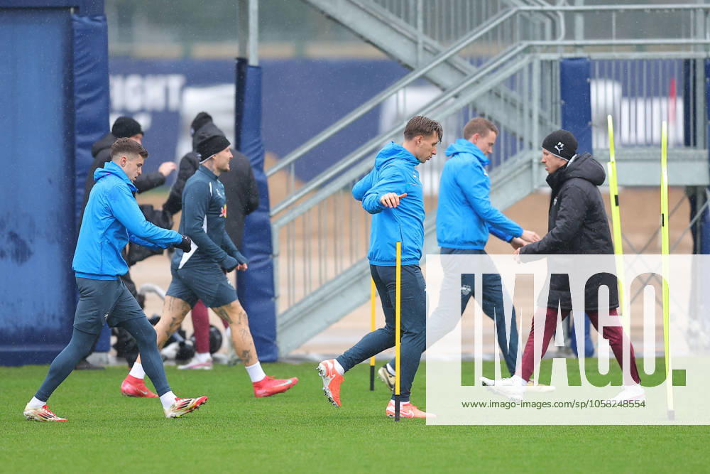 RB Leipzig - Training Champions League Leipzig, 28.01.2025, RBL Trainingszentrum, UEFA Champions League, RB LEIPZIG Abschlusstraining vorm morgigen Spiel bei Sturm Graz , Im Bild: Spieler von RB Leipzig wärmen sich auf , Nur zur redaktionellen Nutzung. Editorial use only. ,