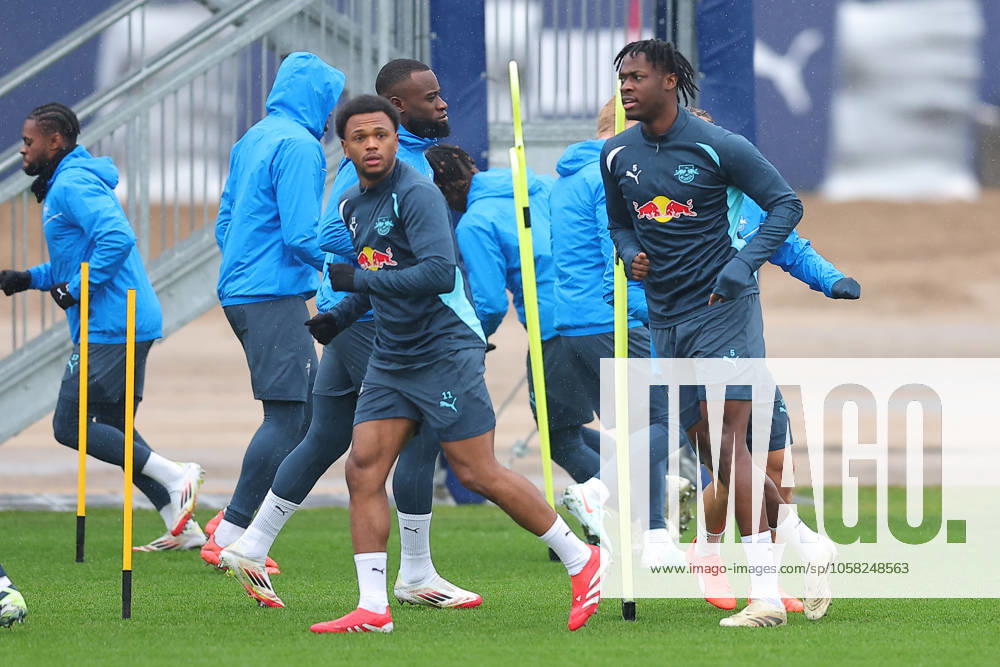 RB Leipzig - Training Champions League Leipzig, 28.01.2025, RBL Trainingszentrum, UEFA Champions League, RB LEIPZIG Abschlusstraining vorm morgigen Spiel bei Sturm Graz , Im Bild v.l.: Lois Openda und El Chadaille Bitshiabu , Nur zur redaktionellen Nutzung. Editorial use only. ,