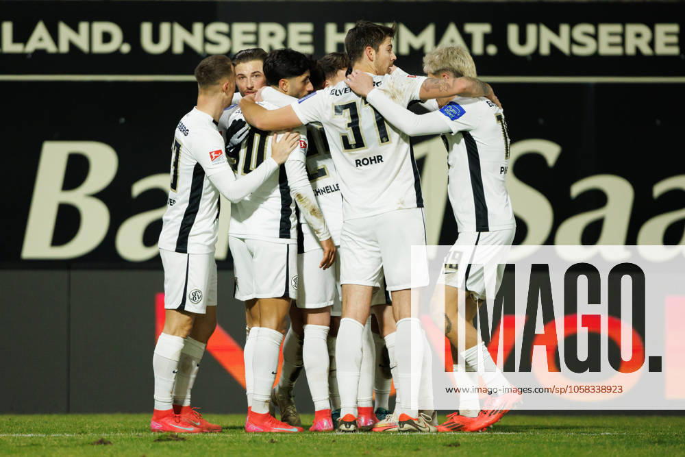 Lukas Petkov (SV 07 Elversberg) bejubelt den Treffer zum 1:0 mit Maurice Neubauer (SV 07 Elversberg), Maximilian Rohr (SV 07 Elversberg), Muhammed Damar (SV 07 Elversberg), Lukas Pinckert (SV 07 Elversberg) SV Elversberg vs Karlsruher SC, Fussball, 2. Bundesliga, 20. Spieltag, Saison 2024 2025, 31.01.2025 SV Elversberg vs Karlsruher SC, Fussball, 2. Bundesliga, 20. Spieltag, Saison 2024 2025, 31.01.2025 Elversberg
