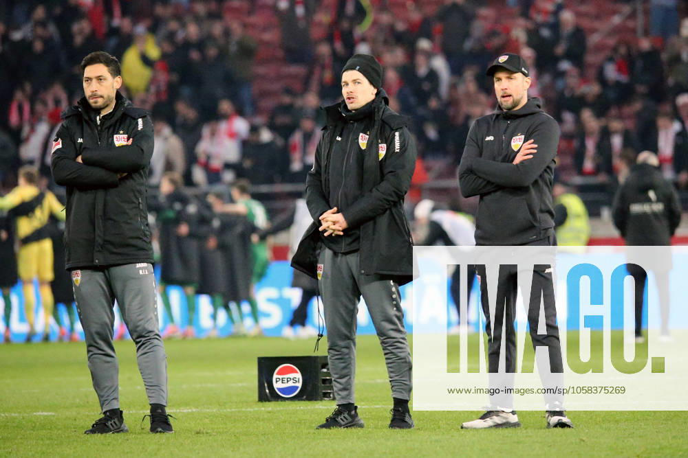 Fussball 1.Bundesliga, VfB Stuttgart - Borussia Mönchengladbach v.l. Co-Trainer Malik Fathi (VfB Stuttgart) David Krecidlo Trainer Sebastian Hoeness Hoeneß (VfB Stuttgart) Enttäuscht, traurig, frustriert Stuttgart