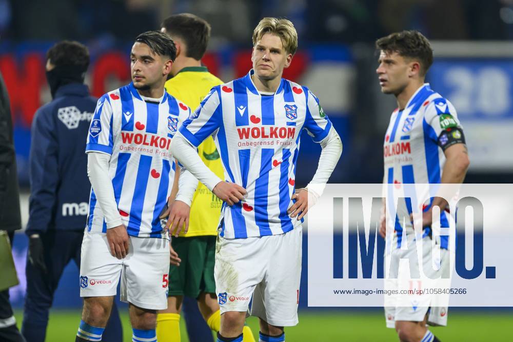 HEERENVEEN - Disappointment at (l-r) Eser Gurbuz of SC Heerenveen, Marcus Linday of SC Heerenveen, Mats Kohlert of SC Heerenveen during the Dutch Eredivisie match between SC Heerenveen and Fortuna Sittard at Abe Lenstra Stadium on Feb. 1, 2025 in Heerenveen, Netherlands. ANP COR LASKER Dutch Eredivisie 2024 25 ANPxSportx IVx 518914830 originalFilename: 518914830