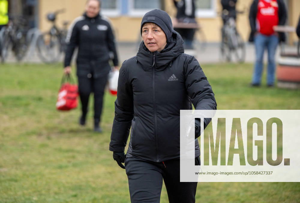 Fußball, Frauen, Testspiel, Saison 2024 2025, 1. FC Union Berlin - FC Schlieren (13:0), Trainerin Ailien Poese (1. Frauen 1. FC Union), 02.02. 2025,