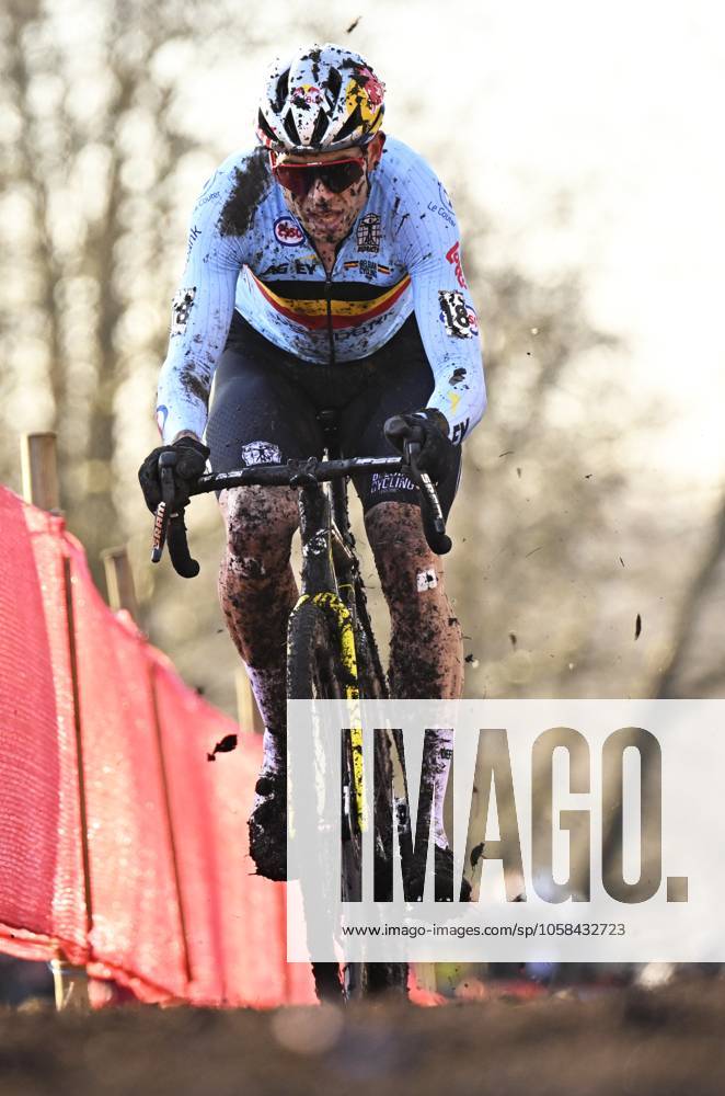 Belgian Wout van Aert pictured in action during the elite men competition of the UCI cyclocross World Championship, WM, Weltmeisterschaft in Lievin, France, Sunday 02 February 2025. The world championships are taking place from 31 January until 02 February. JASPERxJACOBS x111649173x