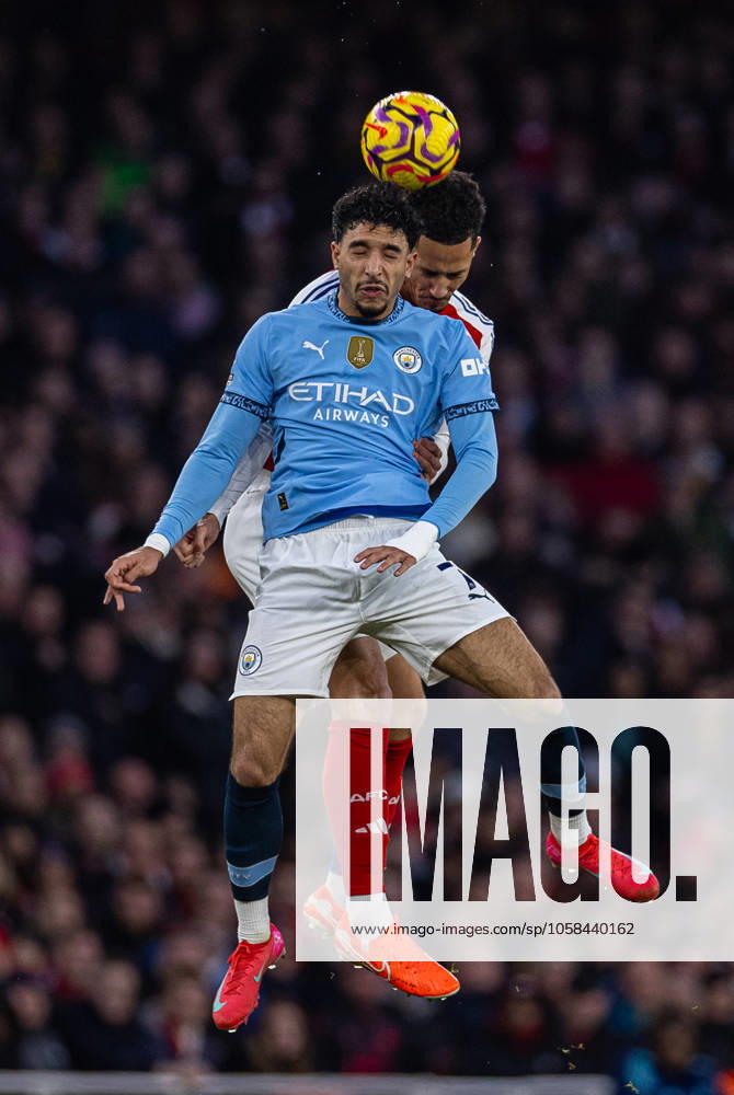 Football - FA Premier League - Arsenal FC v Manchester City FC LONDON, ENGLAND - Sunday, February 2, 2025: Manchester City s Omar Marmoush (L) challenges for a header with Arsenal s William Saliba during the FA Premier League match between Arsenal FC and Manchester City FC at the Emirates Stadium. (Photo by David Rawcliffe Propaganda) LONDON Emirates Stadium GREATER LONDON ENGLAND
