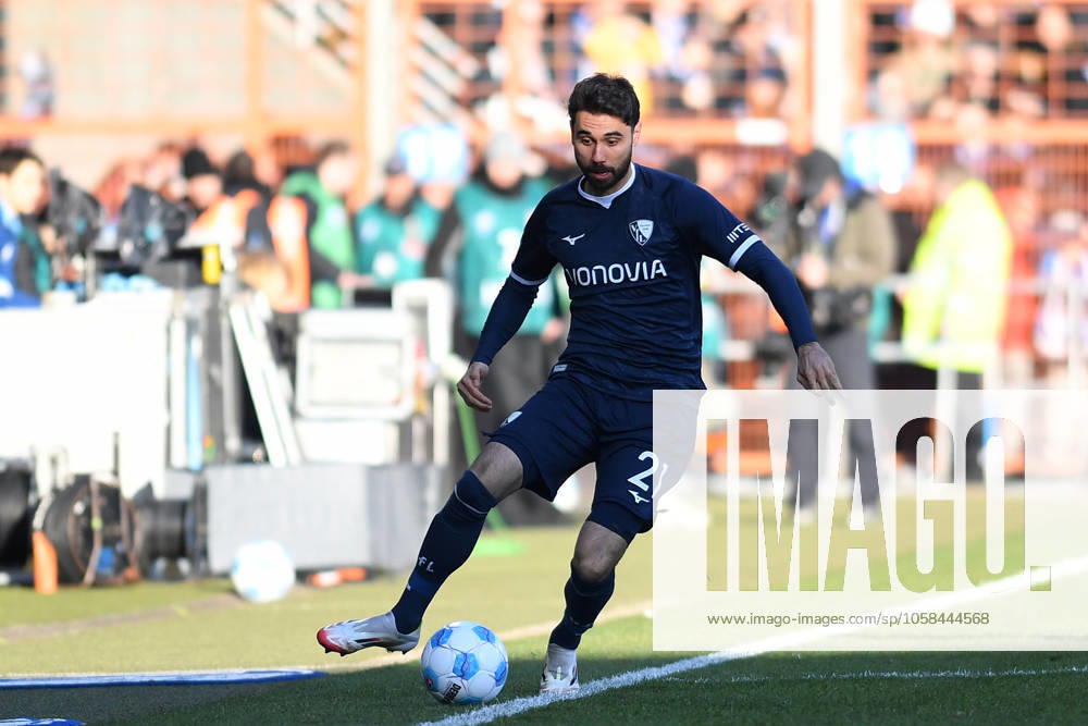 Gerrit Holtmann (VfL Bochum) in Aktion, am Ball, Einzelaktion waehrend des Spiels der 1. Bundesliga zwischen VfL Bochum 1848 und SC Freiburg, Vonovia Ruhrstadion am 01. February 2025 in Bochum, Deutschland. (Foto von Ralf Treese DeFodi Images) +++ Gerrit Holtmann (VfL Bochum) controls the ball during the Bundesliga match between VfL Bochum 1848 and SC Freiburg at Vonovia Ruhrstadion on February 1, 2025 in Bochum, Germany. (Photo by Ralf Treese DeFodi Images) DFL regulations prohibit any use of photographs as image sequences and or quasi-video. (Photo by Ralf Treese DeFodi Images) Defodi-521_BOCSCF20250201_049